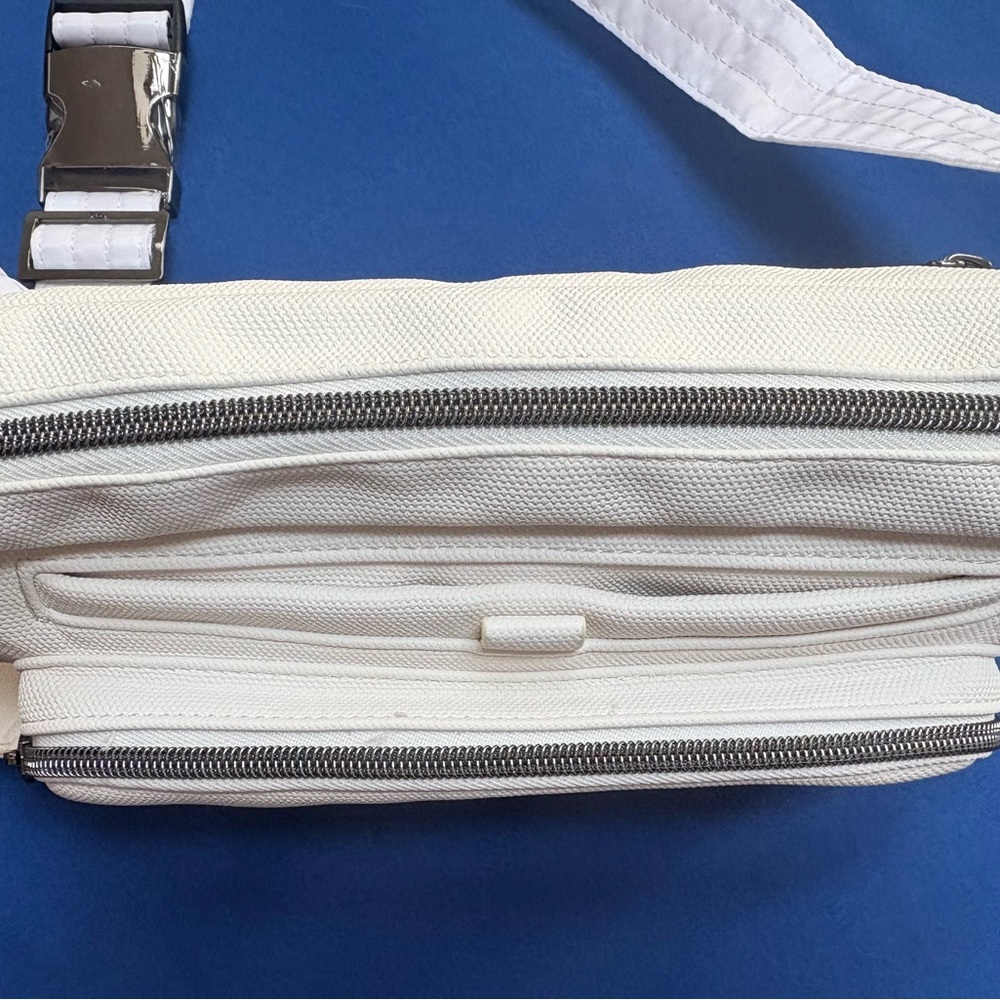 Lug White Hitch Sling/Belt Bag. In Great condition! Perfect for summer! - Picture 3 of 8